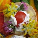 Okrašen in slastno napolnjen muffin kruhek